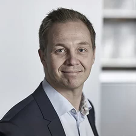 Kenneth Lillelund Winther Kenneth Lillelund Winther er investeringsdirektør hos Realdania og har ansvaret for organisationens investeringsstrategi og porteføljeforvaltning. Han leder arbejdet med at sikre et solidt økonomisk afkast, samtidig med at investeringerne understøtter Realdanias filantropiske målsætninger.