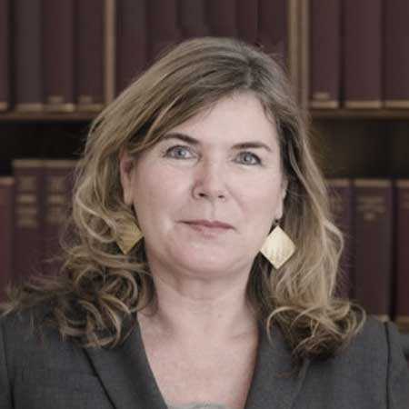 Ulla Zurita Ulla Zurita er advokat og partner hos Homann Advokater med speciale i ejendomshandler og digital tinglysning samt i entrepriseret, voldgifts-og retssager. Ulla Zurita har undervist i ejendomshandel siden 1999 og i digital tinglysning siden 2009.