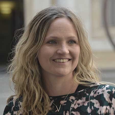 Carina Risvig Hamer er professor på Det Juridiske Fakultet ved København Universitet. Her forsker hun i udbudsret, forvaltningsret og EU-ret.