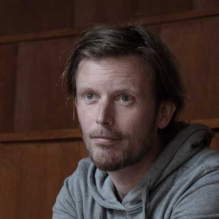 Anders Søgaard Anders Søgaard er professor i kunstig intelligens ved Københavns Universitet. Anders er leder af Datalogisk Instituts forskningsgruppe inden for Natural Languages Processing (NPL).