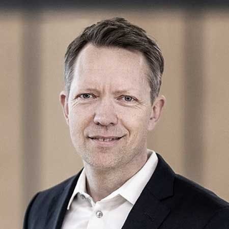 Rasmus Holm Hansen er advokat og partner hos Poul Schmith/Kammeradvokaten. Her rådgiver han om erhvervsretlige problemstillinger i bred forstand – herunder særligt om entrepriseret, kontrakter og udbudsretlige spørgsmål.