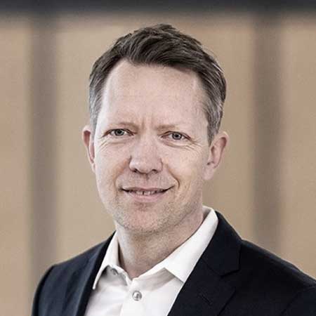 Rasmus Holm Hansen Rasmus Holm Hansen er advokat og partner hos Poul Schmith/Kammeradvokaten. Her rådgiver han om erhvervsretlige problemstillinger i bred forstand – herunder særligt om entrepriseret, kontrakter og udbudsretlige spørgsmål.