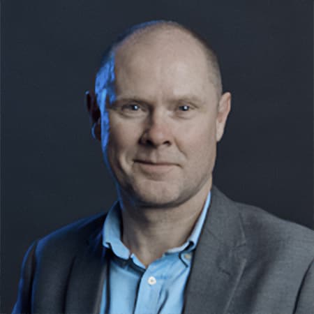 John Clayton John Clayton er Senior Manager i Digital Risk hos KPMG, hvor han specialiserer sig i at hjælpe virksomheder med at forstå og håndtere digitale risici i en stadigt mere kompleks teknologisk verden.