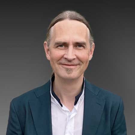 Henning Mortensen er en landets mest markante profiler og anerkendte eksperter inden for  persondatabeskyttelse, IT- data- og informationssikkerhed.