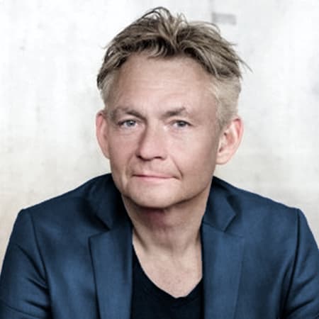 Finn Nørkjær Finn Nørkjær er arkitekt og partner hos arkitektfirmaet Bjarke Ingels Group. Han har spillet en central rolle i udviklingen af mange af BIG's mest ikoniske projekter og har bidraget betydeligt til firmaets kreative retning og succes.
