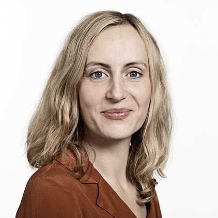 Sarah Alminde er Postdoc ved Roskilde Universitet og har været tilknyttet siden d. 1. april 2021. Sarahs primære forskningsinteresser ligger inden for barndoms- og familieforskning. Hun er optaget af børnesyn, børneperspektiver og inddragelse af børn.