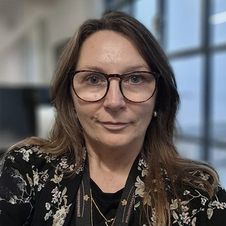 Anita Larsen Anita Larsen er teamkoordinator hos Erhvervsstyrelsen, hvor hun har ansvar for at koordinere teamets opgaver og sikre, at arbejdsprocesserne fungerer smidigt og effektivt