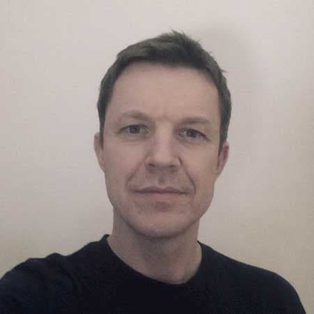 Mads Stensen Mads Stensen er Senior Sustainability Developer hos Mærsk. Mads er ansvarlig for at drive bæredygtighedsinnovation og -forbedringer i Maersk med særligt fokus på at etablere bæredygtighedssamarbejde.