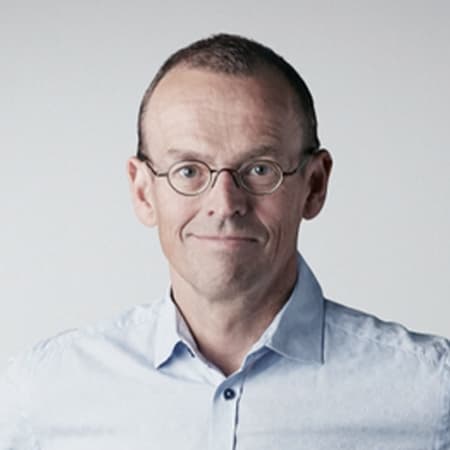 Steffen Pierini Lüders Steffen Pierini Lüders er Senior Vice President for Corporate Affairs hos Novo Nordisk Fonden og Novo Holdings A/S, hvor han siden 2016 har haft ansvar for kommunikation, stakeholder relations, public affairs og regeringsrelationer.