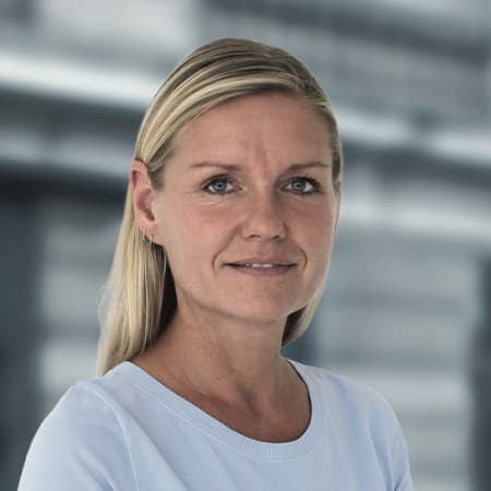 Lotte Helms Lotte Helms er forsker og anerkendt som en førende ekspert inden for strafferet og kriminalret. Hun er tilknyttet Juridisk Institut ved Syddansk Universitet, hvor hun fungerer som adjunkt og er en central del af forskningsgruppen "Retten i samfundet". Her bidrager hun med dybdegående indsigt i strafferetlige problemstillinger og retssystemets rolle i samfundet.