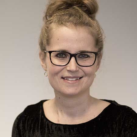 Caroline Adolphsen er Lektor, Ph.d ved det juridiske Institut på Aarhus Universitet og har været det siden 2013. Caroline Adolphsen underviser i den retlige problemstilling indenfor velfærdsretten, særligt med henblik på børneret.