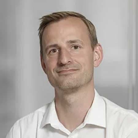 Torkil Schrøder-Hansen Torkil Schrøder-Hansen er fagleder inden for udbudsret hos DI Dansk Byggeri og har været det siden 2021. Han er tillige advokat og mediator. Torkil har mange års erfaringen inden for udbuds- og aftaleretten i både DI og Vejdirektoratet.