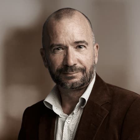 Flemming Splidsboel Hansen Flemming Splidsboel Hansen er en fremtrædende ekspert i global sikkerhed med et skarpt verdenssyn. Som Ph.d. og seniorforsker har han i flere årtier bidraget med dybdegående analyser og viden inden for Ruslands indenrigs-, udenrigs- og sikkerhedspolitik, russisk identitet samt de politiske forhold i de tidligere Sovjetstater. Hans forskning omfatter også forholdet mellem EU og Rusland samt den aktuelle konflikt i Ukraine.