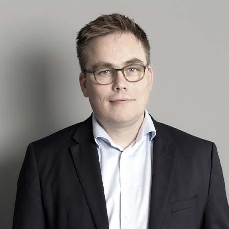 Johan Weihe er advokat og partner hos Bech-Bruun, hvor han beskæftiger sig med energiret og fondsret.