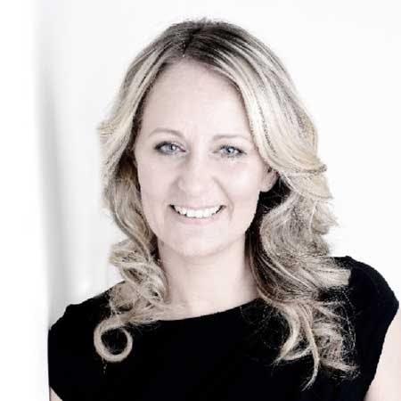Manuela Munkholm er HR-chef hos Dahl Advokater og er en erfaren HR-specialist med en lang erfaring fra forskellige advokatvirksomheder, bl.a. som Head of HR i DLA Piper og HR-seniorrådgiver i Kromann Reumert.