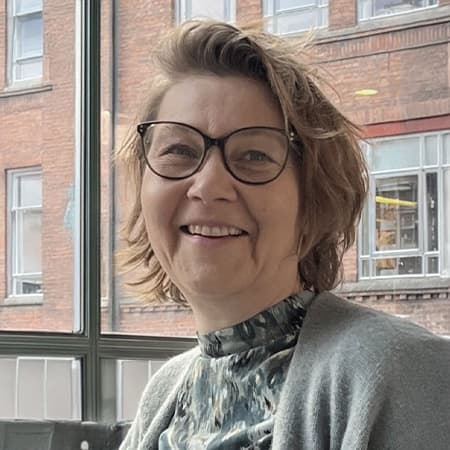 Pernille Bischoff Pernille Bischoff arbejder som adjunkt på Københavns Professionshøjskole (KP), hvor hun underviser på Socialrådgiveruddannelsen. Her har hun arbejdet i over 3 år.
